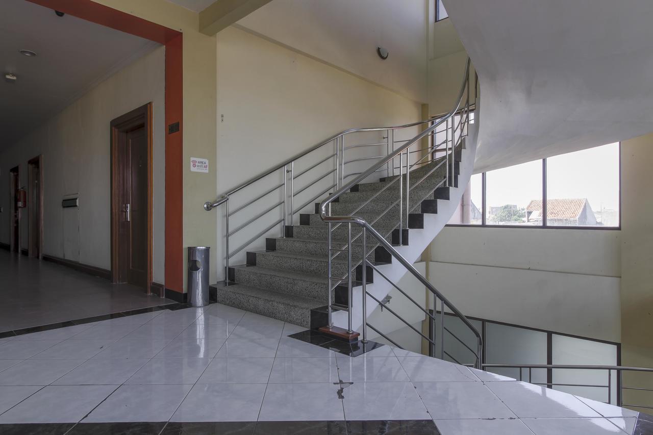 Reddoorz Plus Near Grage City Mall จิเรบอน ภายนอก รูปภาพ