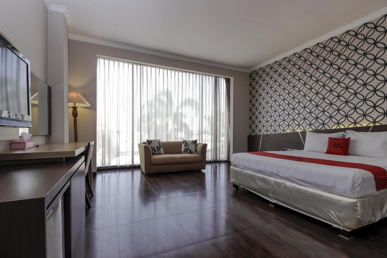 Reddoorz Plus Near Grage City Mall จิเรบอน ภายนอก รูปภาพ