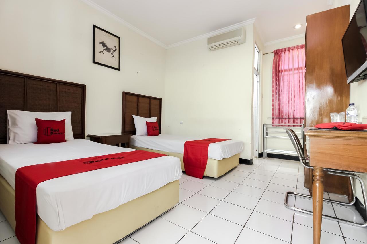 Reddoorz Plus Near Grage City Mall จิเรบอน ภายนอก รูปภาพ