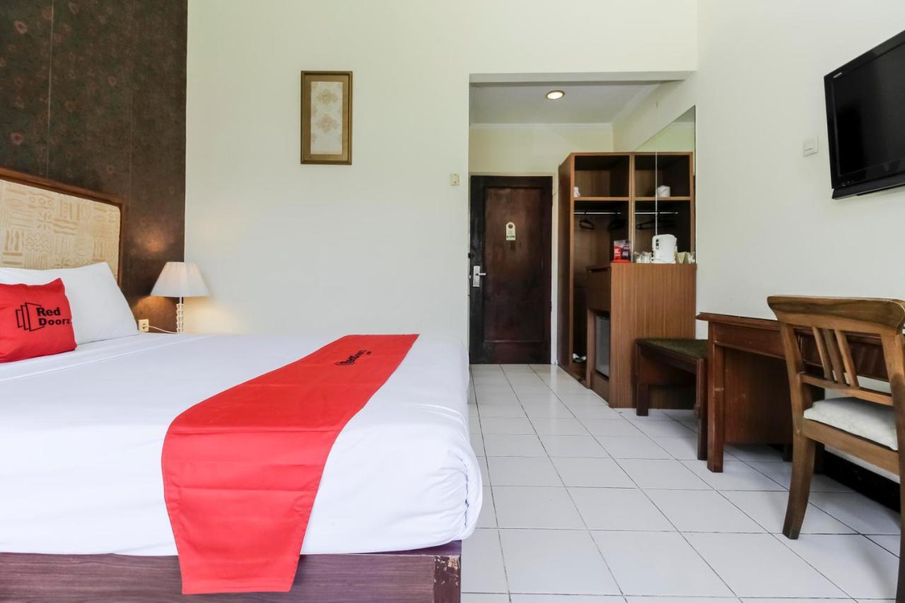 Reddoorz Plus Near Grage City Mall จิเรบอน ภายนอก รูปภาพ